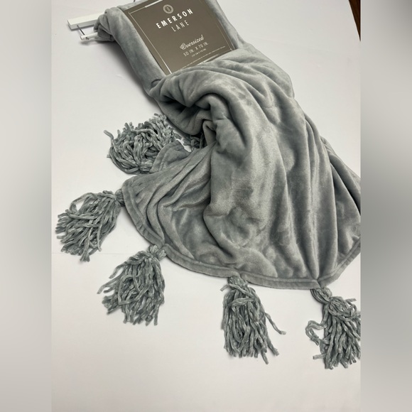 NWT βοΈπ©ΆβοΈ Emerson Lane Oversized Blanket 50β X 70β in silver - Picture 9 of 11
